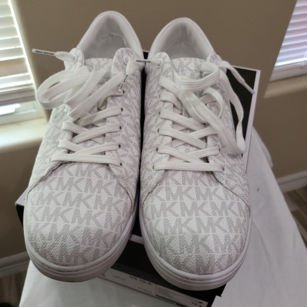 Michael Kors White Textured Sneakers for Casual Comfort - Picture 4 of 12